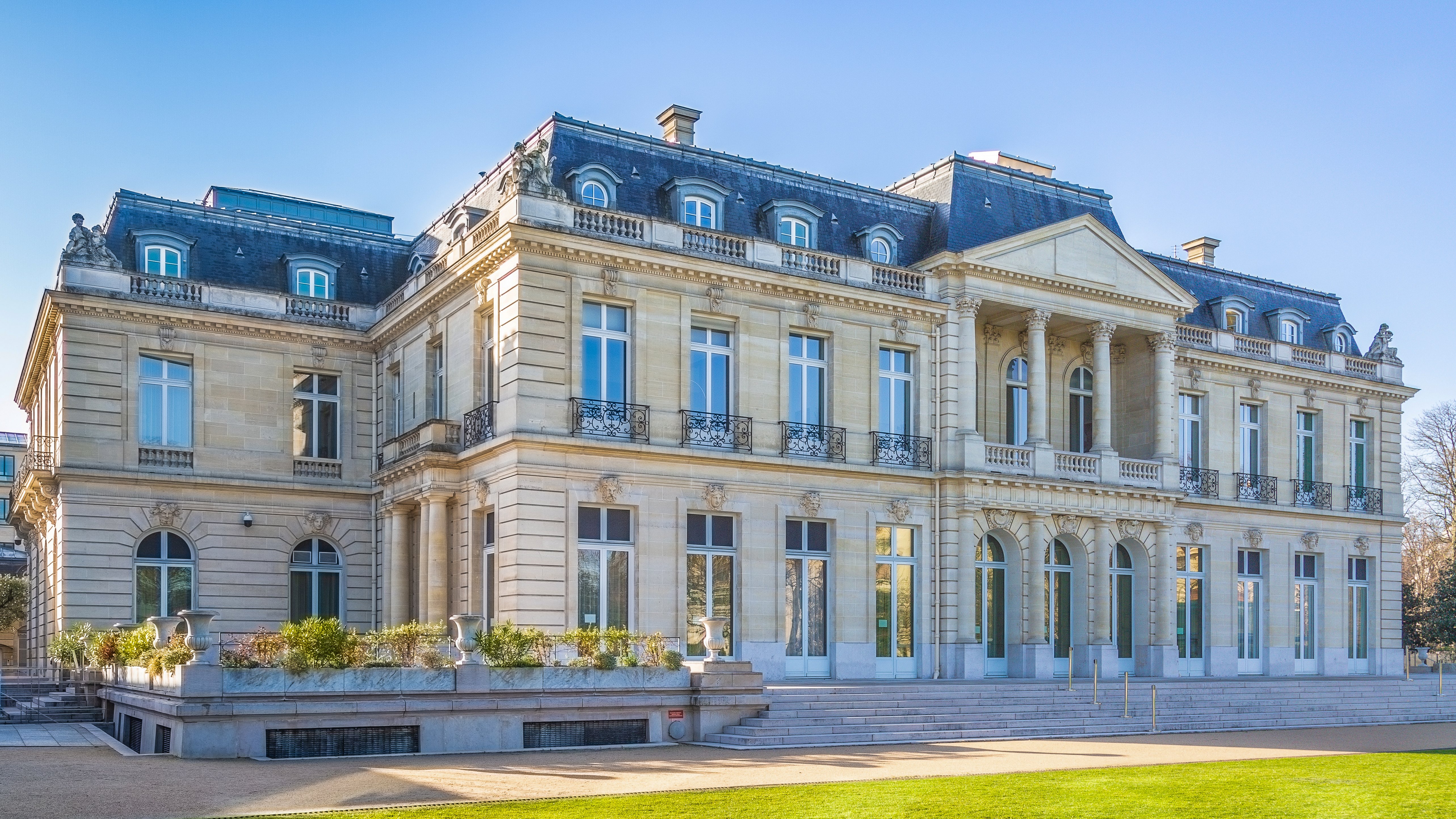 Château_de_la_Muette,_Paris_19_March_2019_001 (1)